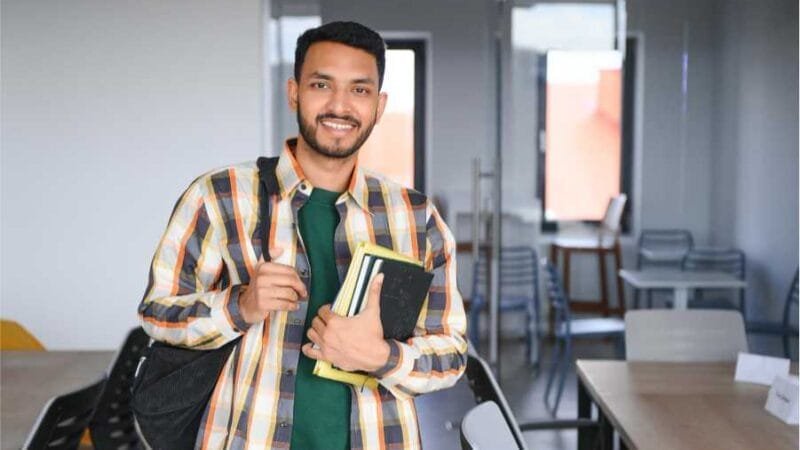 Do Ensino Médio ao Primeiro Emprego: Navegando os Desafios da Inserção Profissional